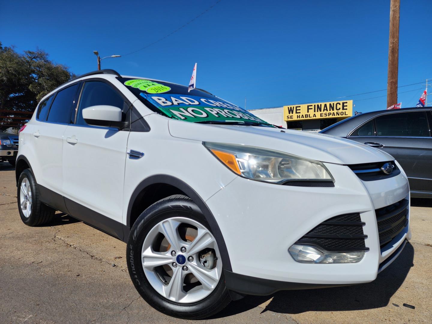 2016 WHITE Ford Escape SE (1FMCU9GX6GU) with an 1.6L L4 DOHC 16V engine, 6-Speed Automatic transmission, located at 2660 S.Garland Avenue, Garland, TX, 75041, (469) 298-3118, 32.885551, -96.655602 - Welcome to DallasAutos4Less, one of the Premier BUY HERE PAY HERE Dealers in the North Dallas Area. We specialize in financing to people with NO CREDIT or BAD CREDIT. We need proof of income, proof of residence, and a ID. Come buy your new car from us today!! This is a Super Clean 2016 FORD ESCAP - Photo#0